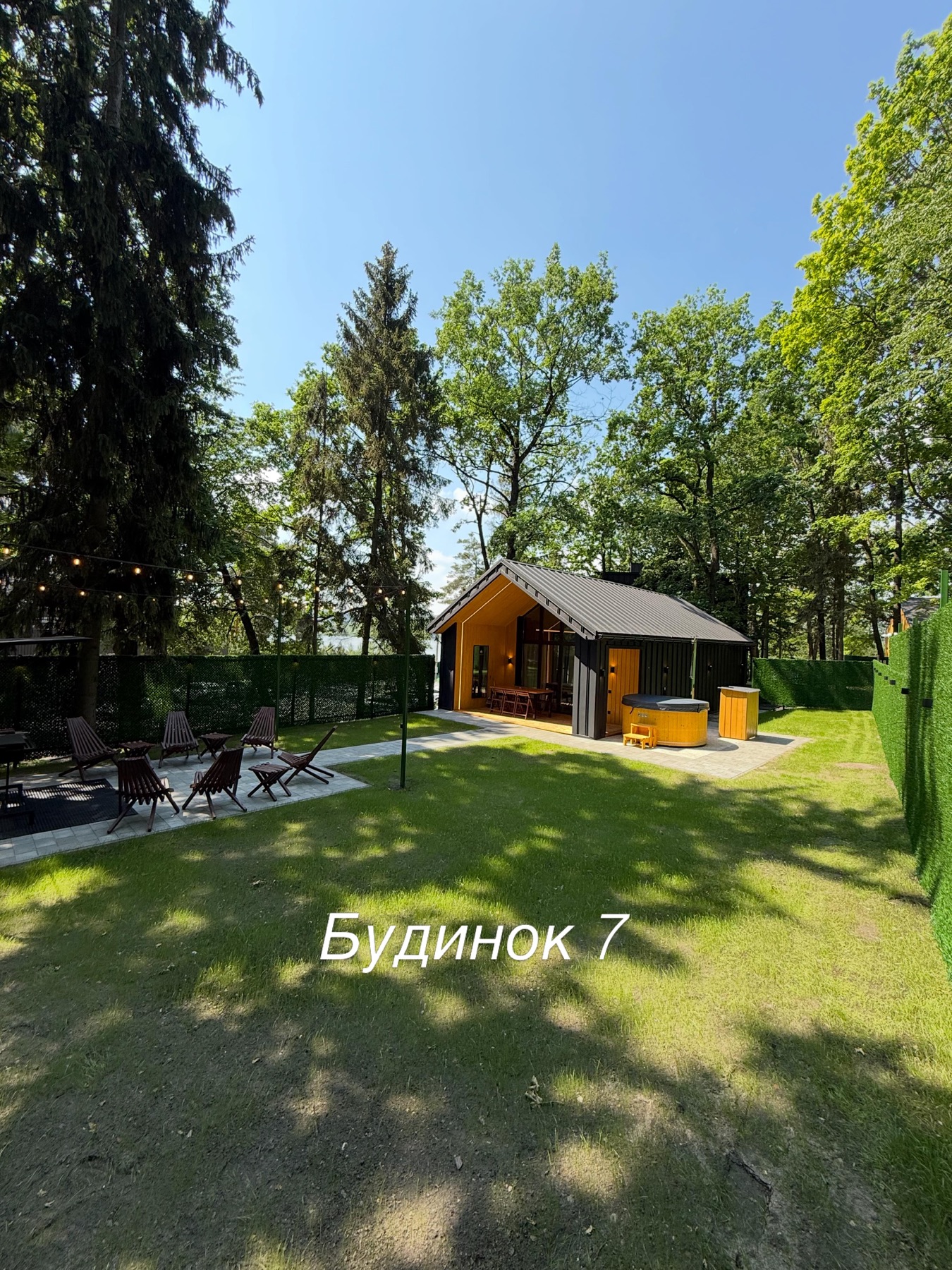 Будинок 7 серед дерев